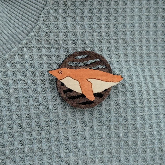 泳ぐアデリーペンギン 木製ブローチ