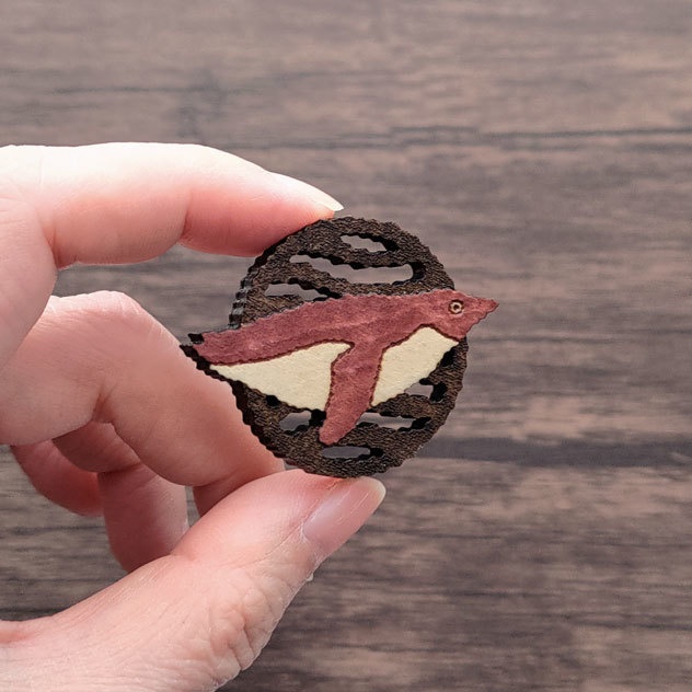 泳ぐアデリーペンギン 木製ブローチ