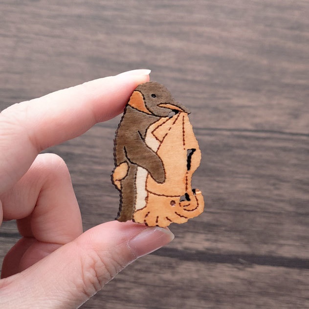 イカとキングペンギン 木製ブローチ