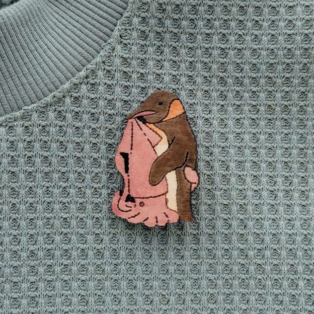 イカとキングペンギン 木製ブローチ