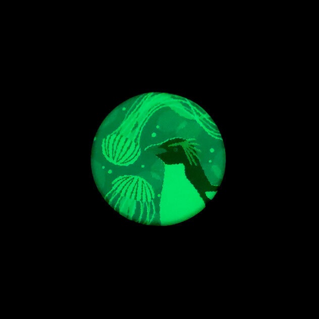 キタイワトビペンギン×アカクラゲ 蓄光 缶バッジ 44mm