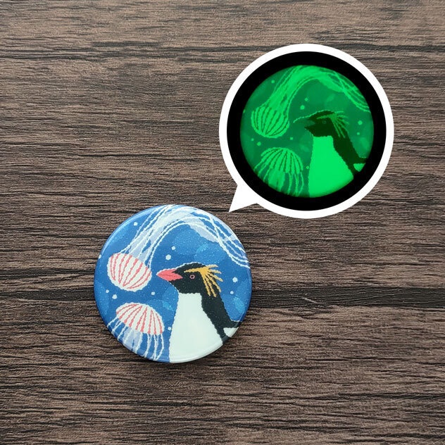 キタイワトビペンギン×アカクラゲ 蓄光 缶バッジ 44mm