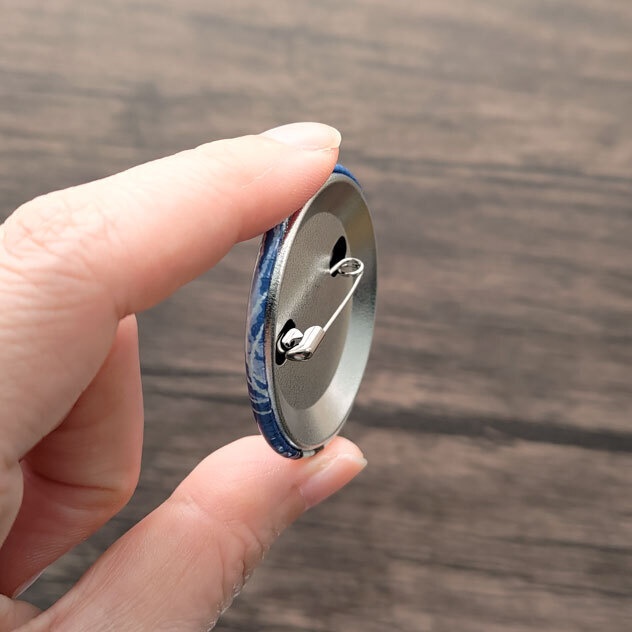 キタイワトビペンギン×アカクラゲ 蓄光 缶バッジ 44mm