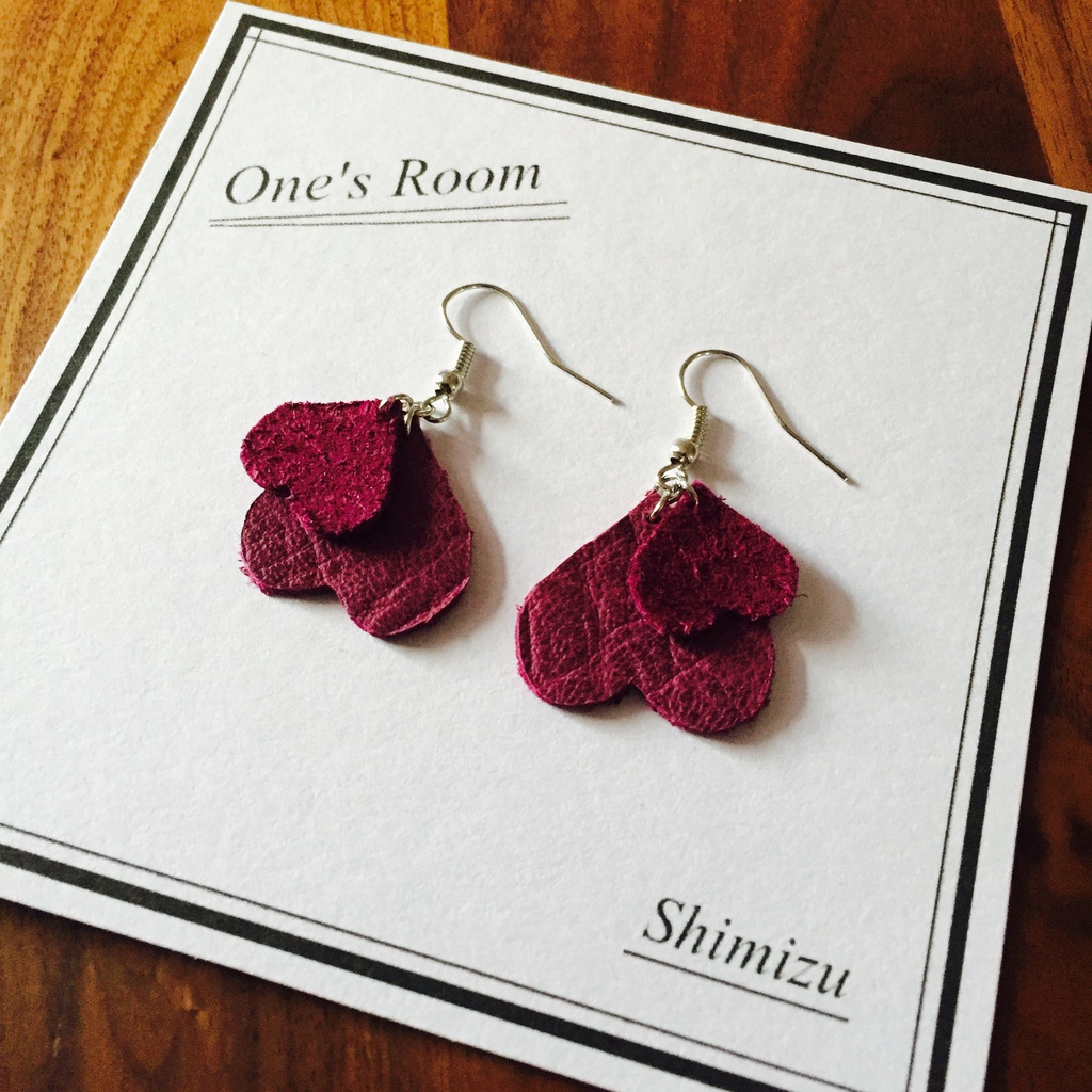 紫革の逆さハートピアス（大：革表/小：革裏）