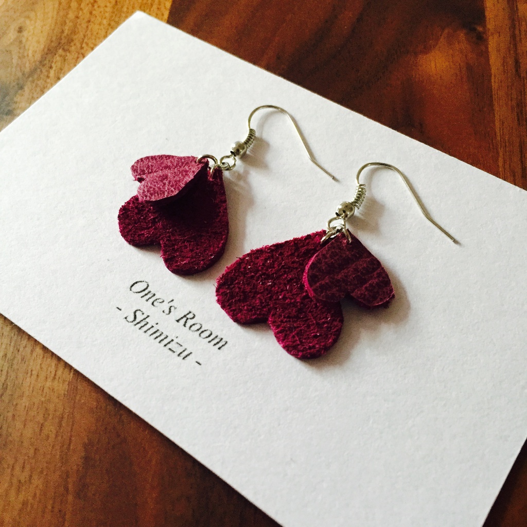 紫革の逆さハートピアス（大：革裏/小：革表）