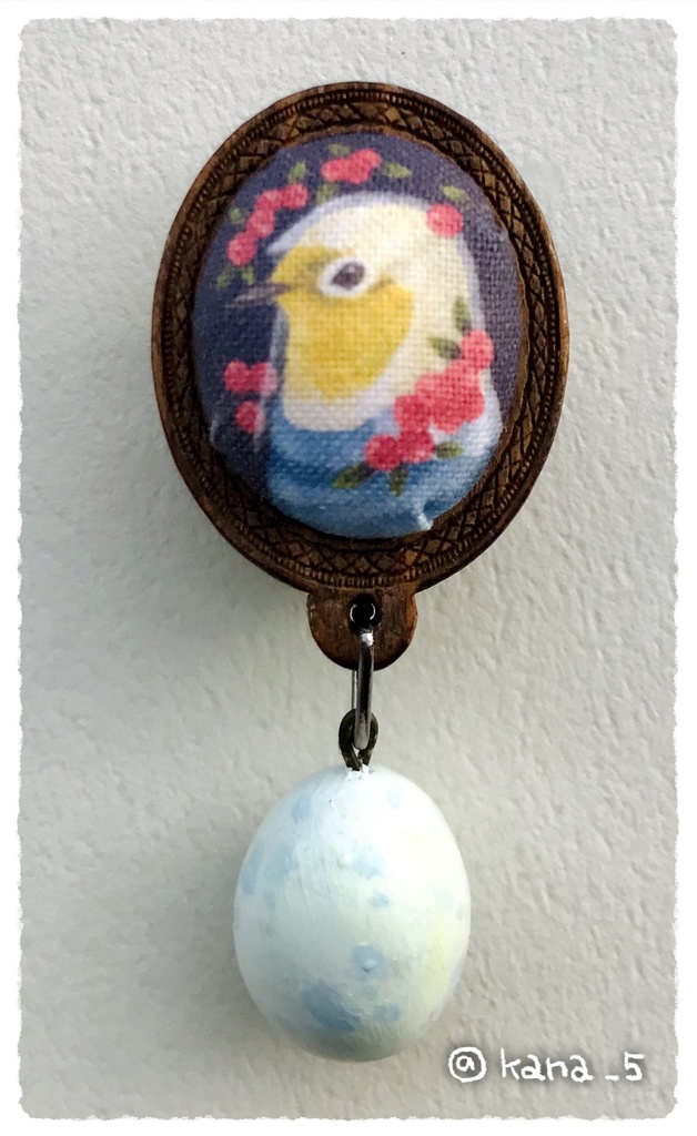 抱卵ブローチ(メジロ)