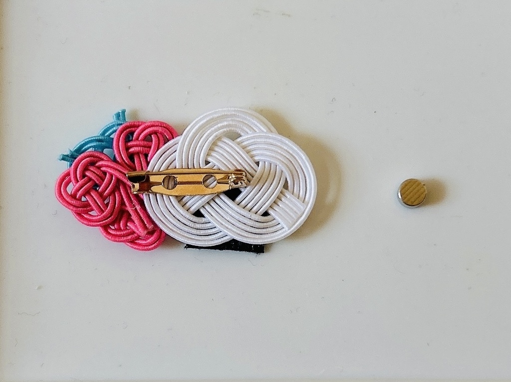 おにぎりいちご水引ブローチ