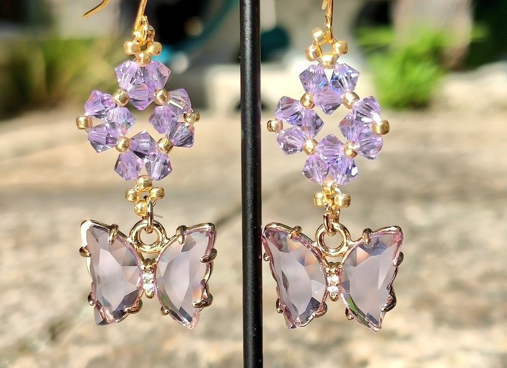 蝶のチャームとスワロフスキーのピアス・イヤリング