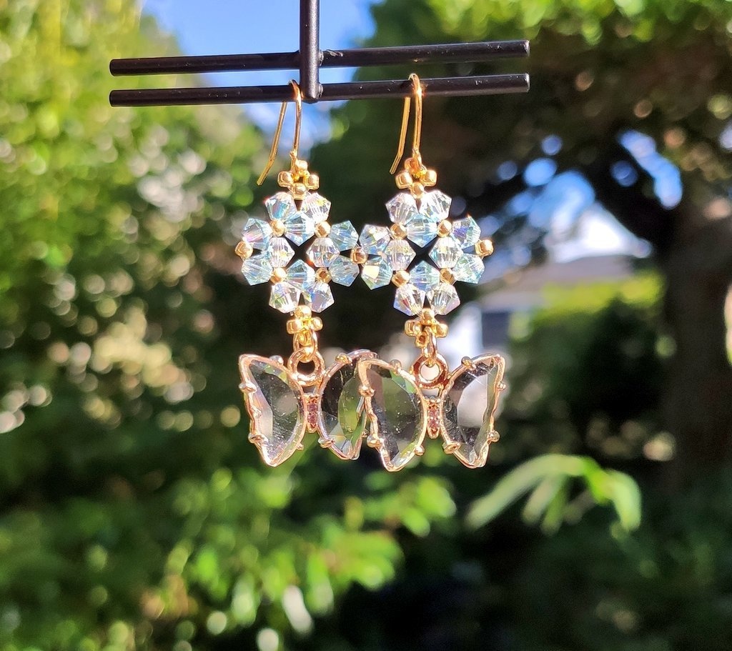 蝶のチャームとスワロフスキーのピアス・イヤリング
