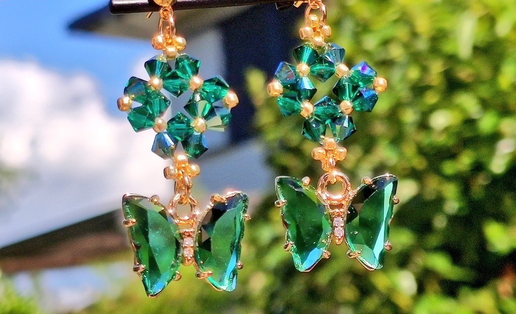 蝶のチャームとスワロフスキーのピアス・イヤリング