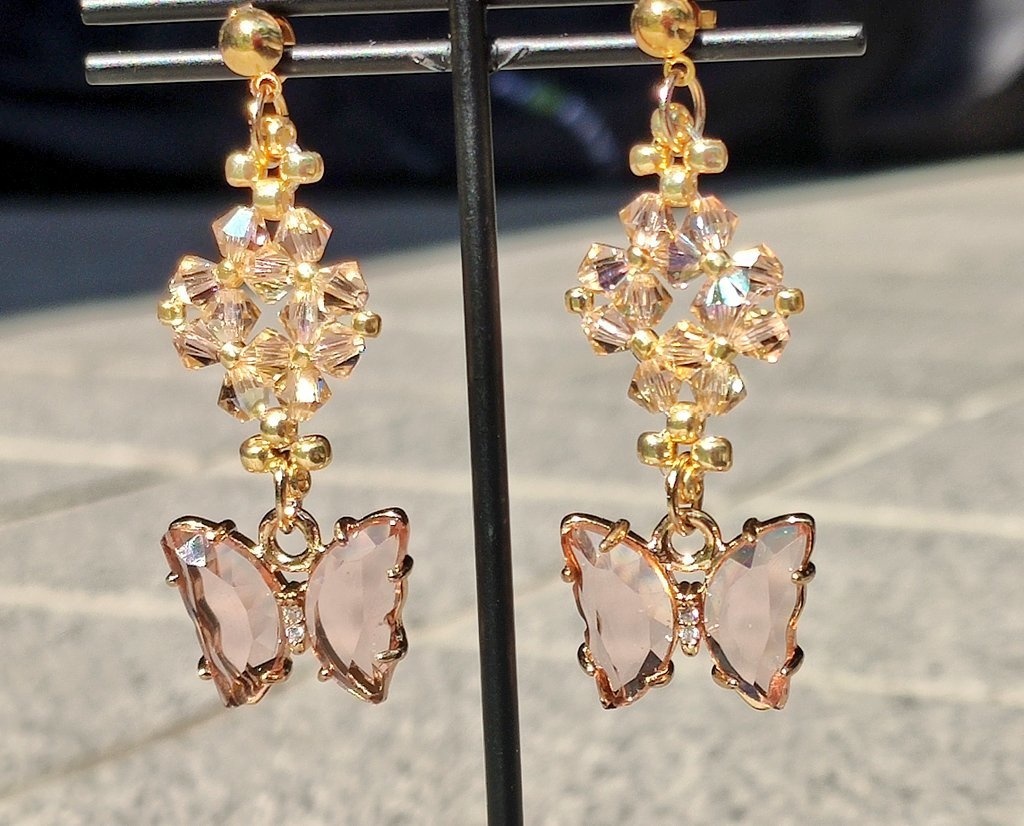 蝶のチャームとスワロフスキーのピアス・イヤリング