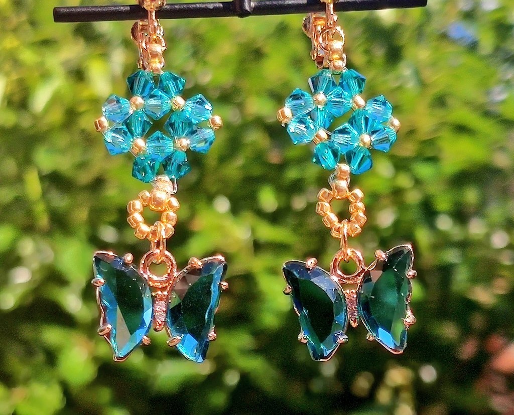 蝶のチャームとスワロフスキーのピアス・イヤリング