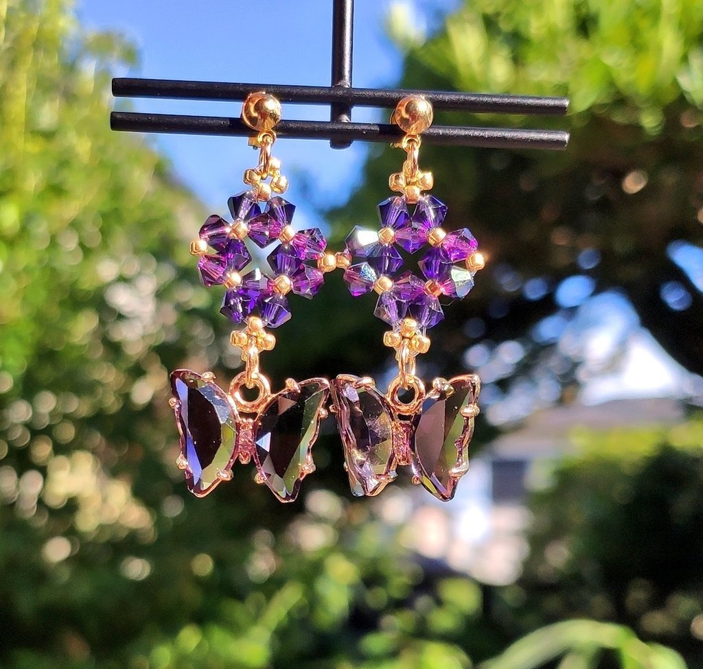 蝶のチャームとスワロフスキーのピアス・イヤリング