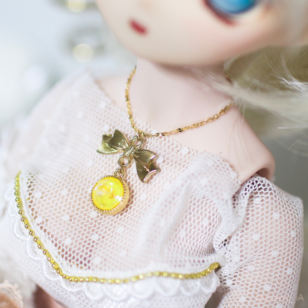 大粒スワロのリボンチャームネックレス