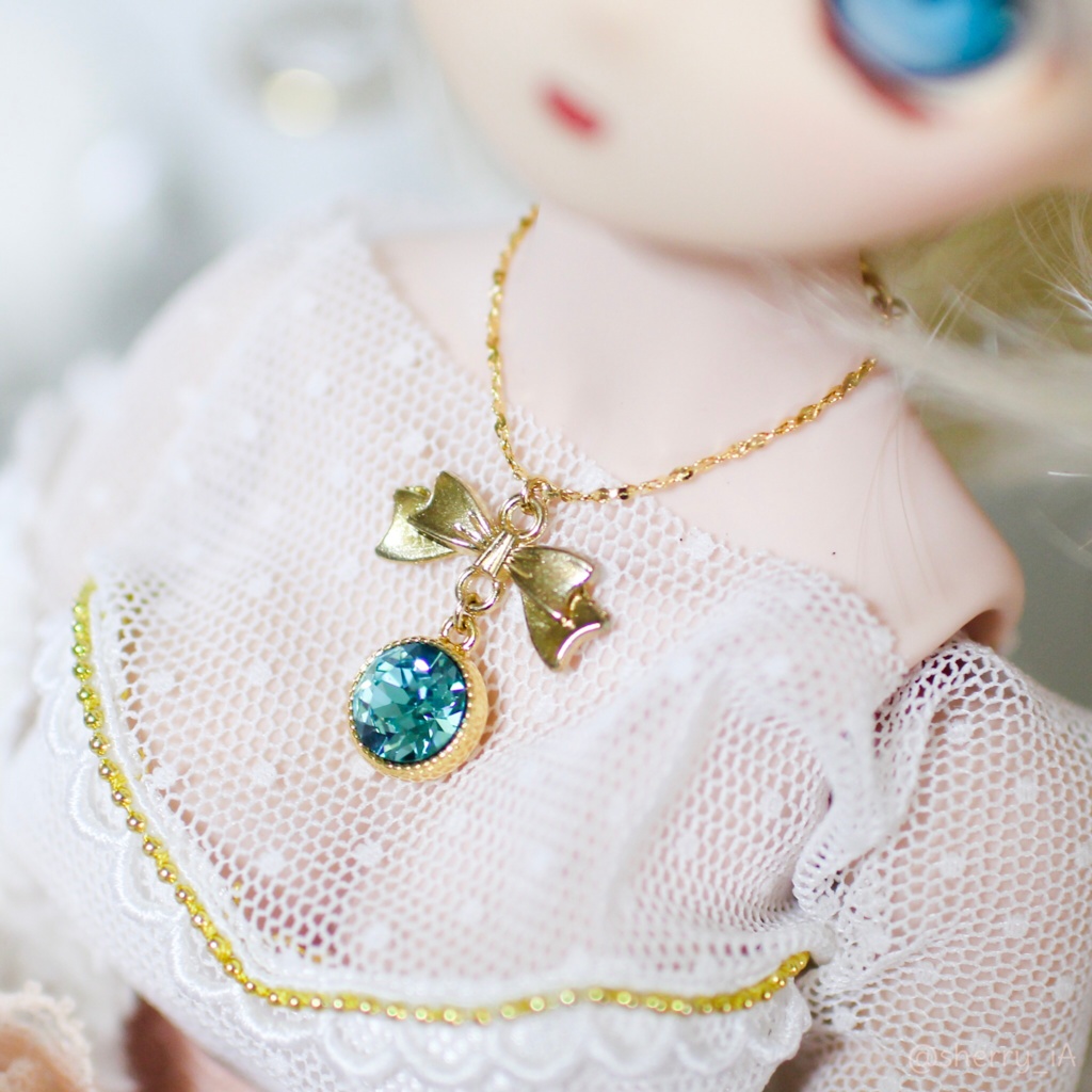 大粒スワロのリボンチャームネックレス