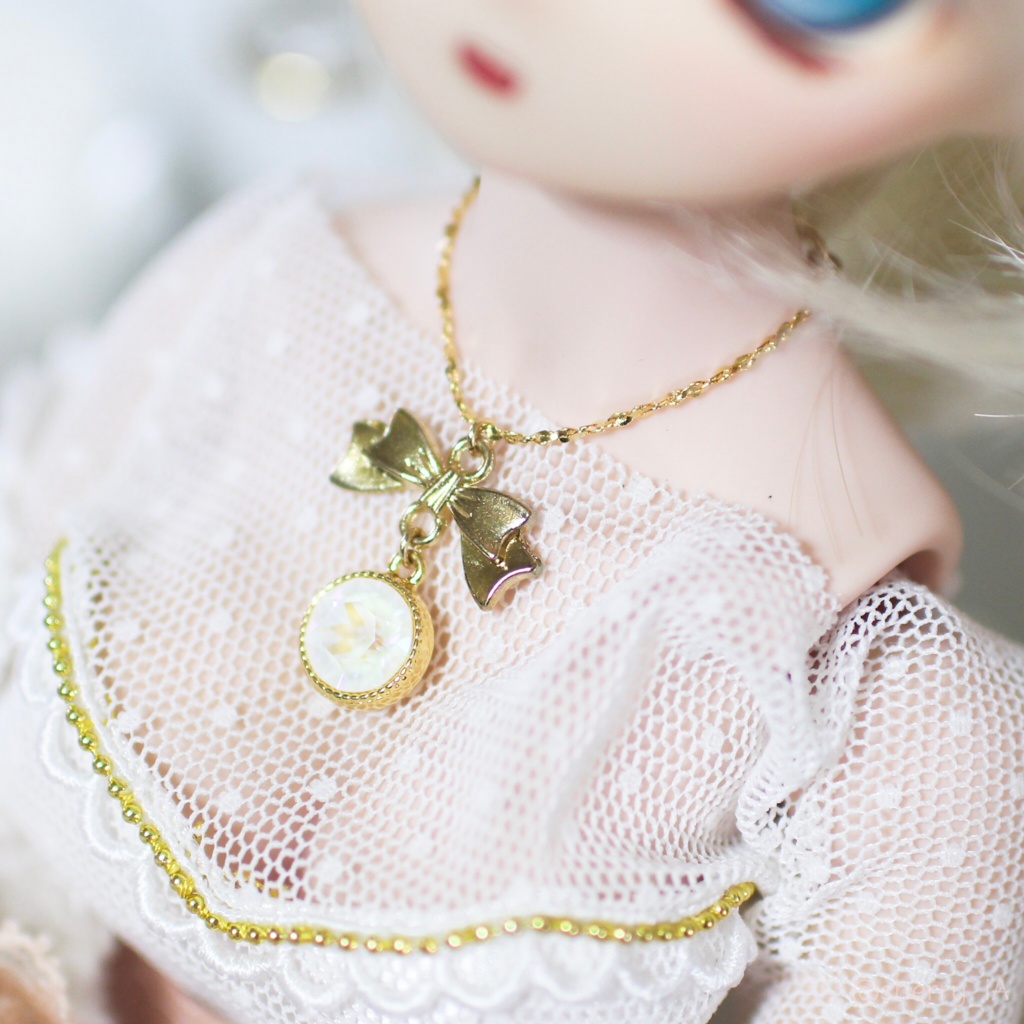 大粒スワロのリボンチャームネックレス