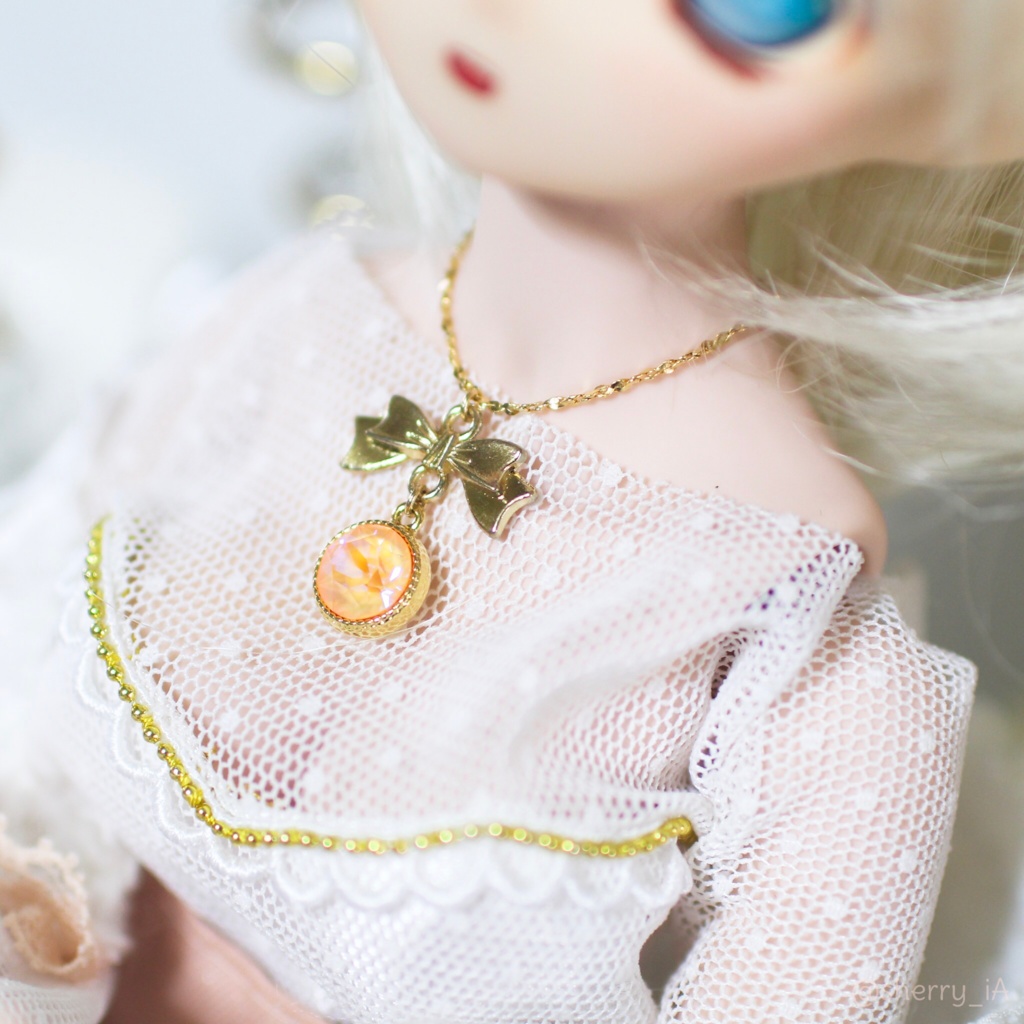 大粒スワロのリボンチャームネックレス