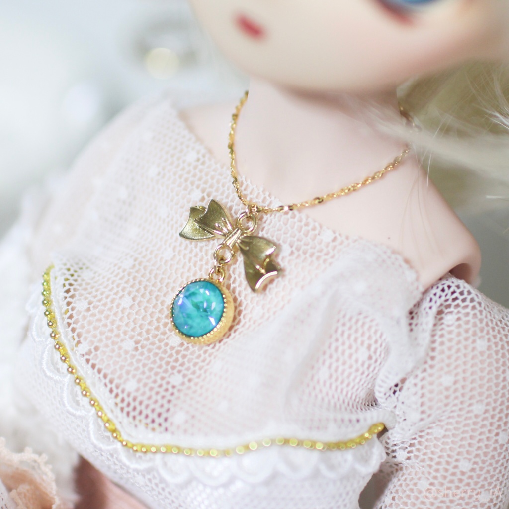 大粒スワロのリボンチャームネックレス