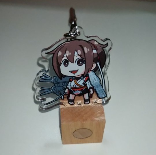 SD写真を意識して目を見開いている伊勢改二 アクリルキーホルダー