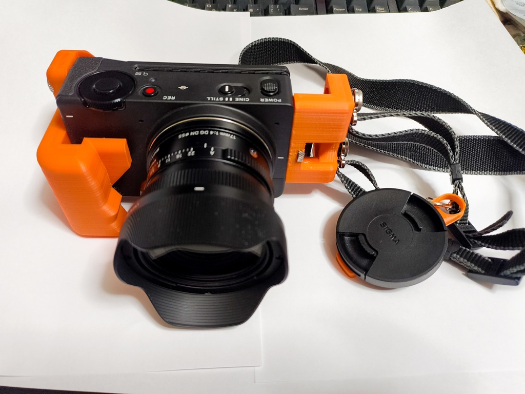 ストラップに付けるレンズキャップホルダー・黒