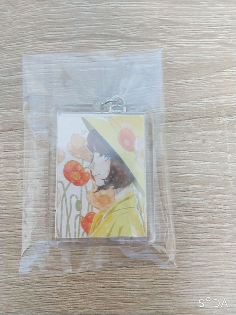 黄色の帽子の女子　キーホルダー