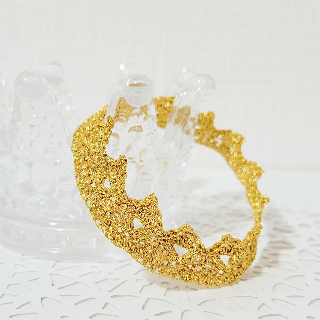 刺繍糸で編んだ👑レースクラウン　(10cmぬい用)