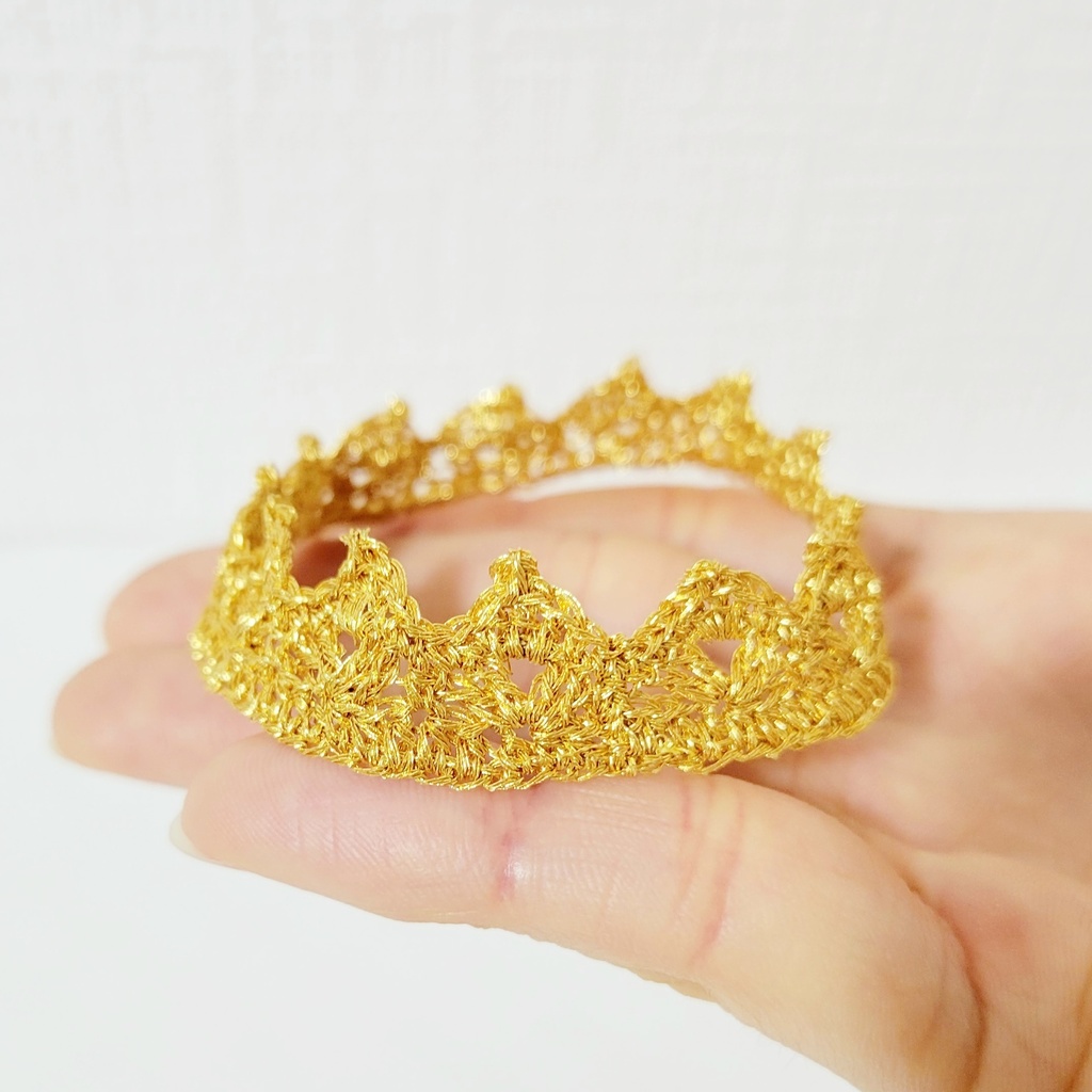 刺繍糸で編んだ👑レースクラウン (10cmぬい用)