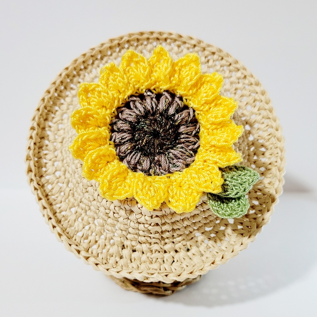 ひまわりが咲いた🌻麦わら帽子