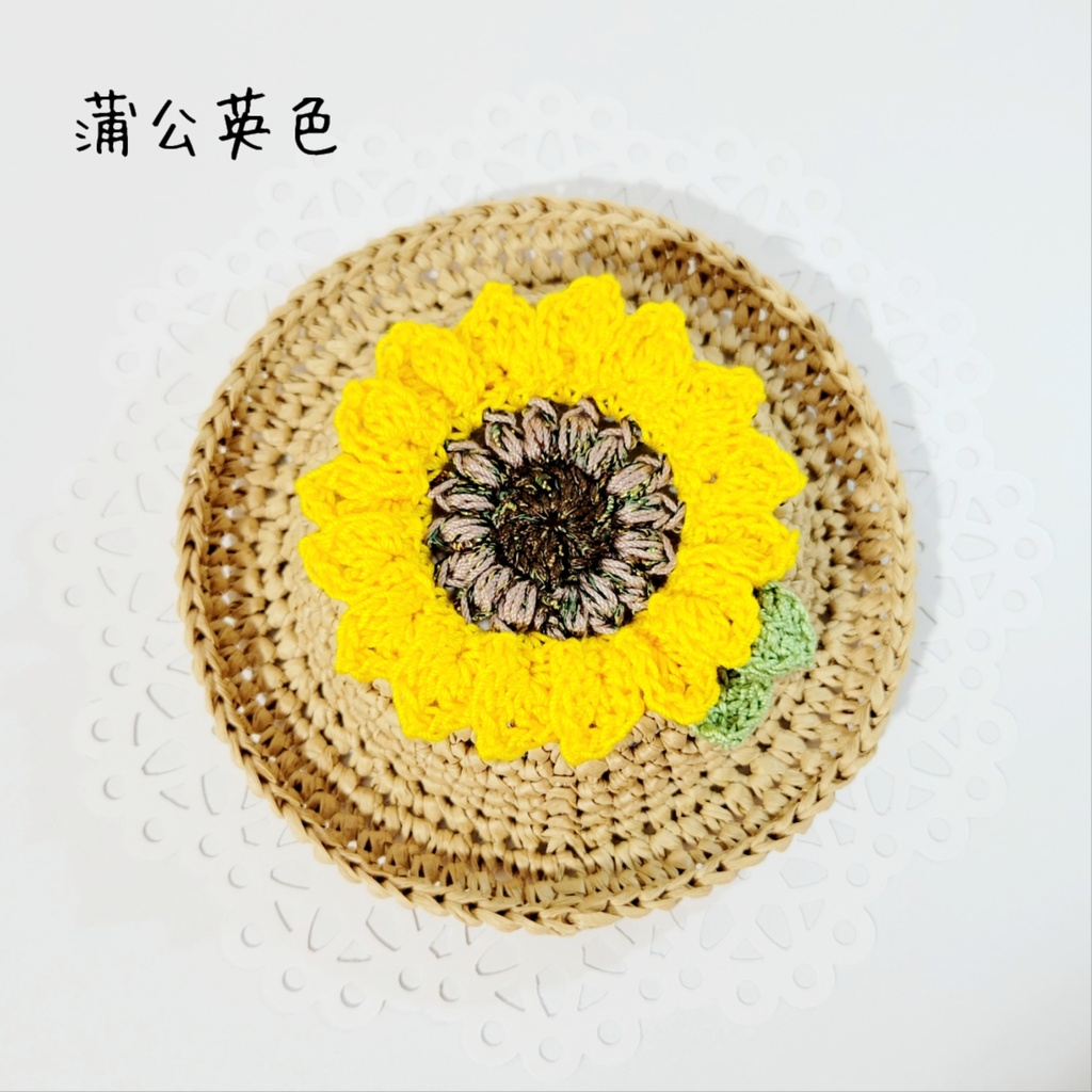 ひまわりが咲いた🌻麦わら帽子