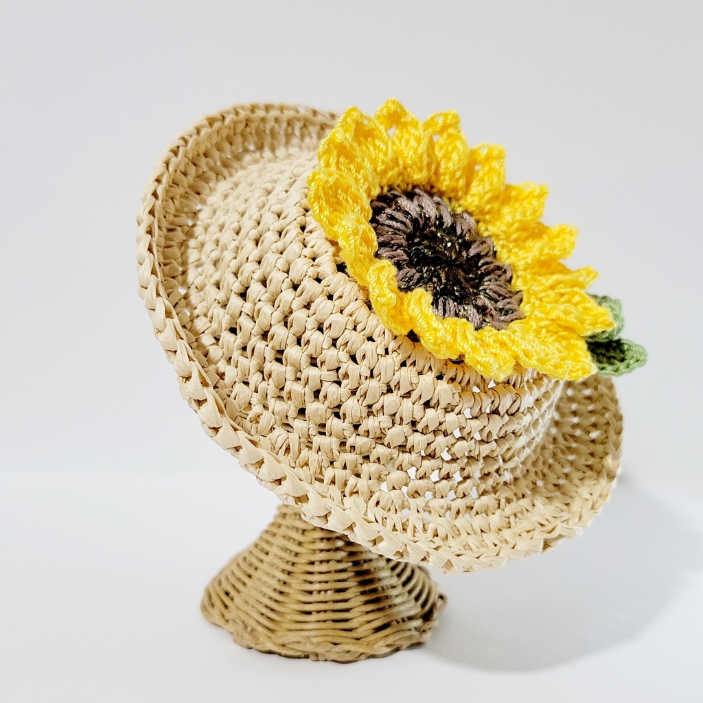 ひまわりが咲いた🌻麦わら帽子