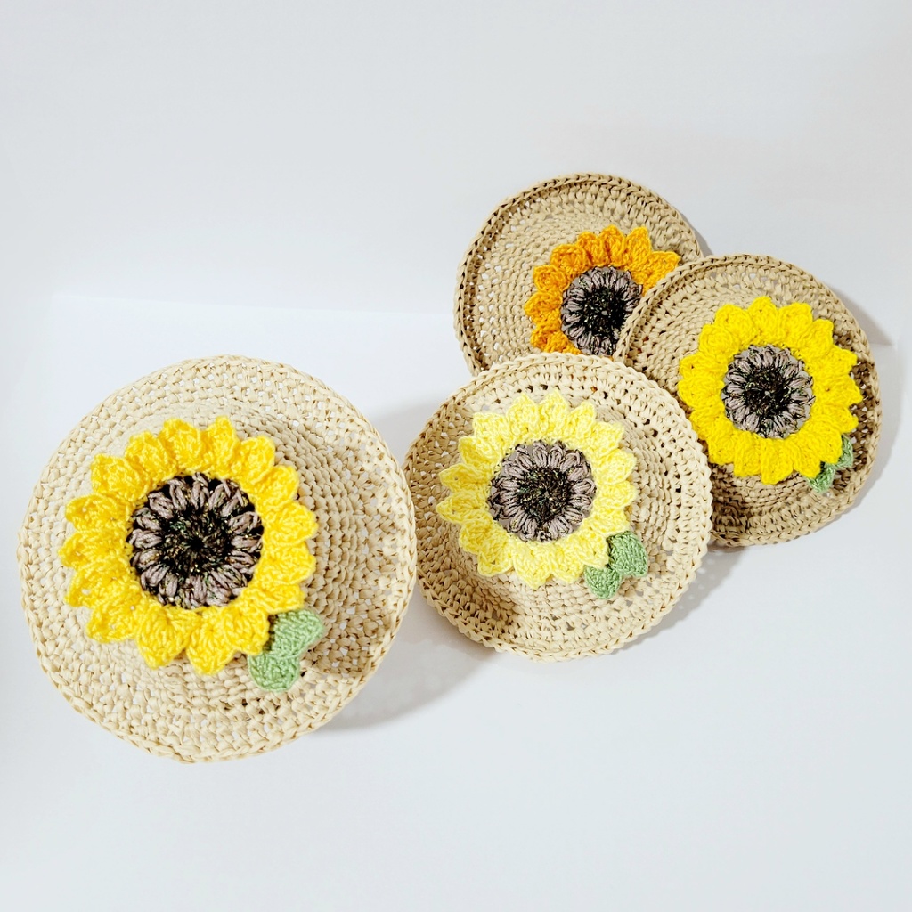 ひまわりが咲いた🌻麦わら帽子