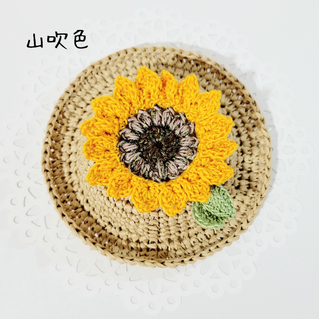 ひまわりが咲いた🌻麦わら帽子