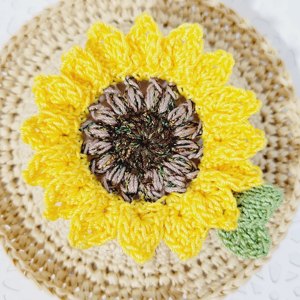 ひまわりが咲いた🌻麦わら帽子