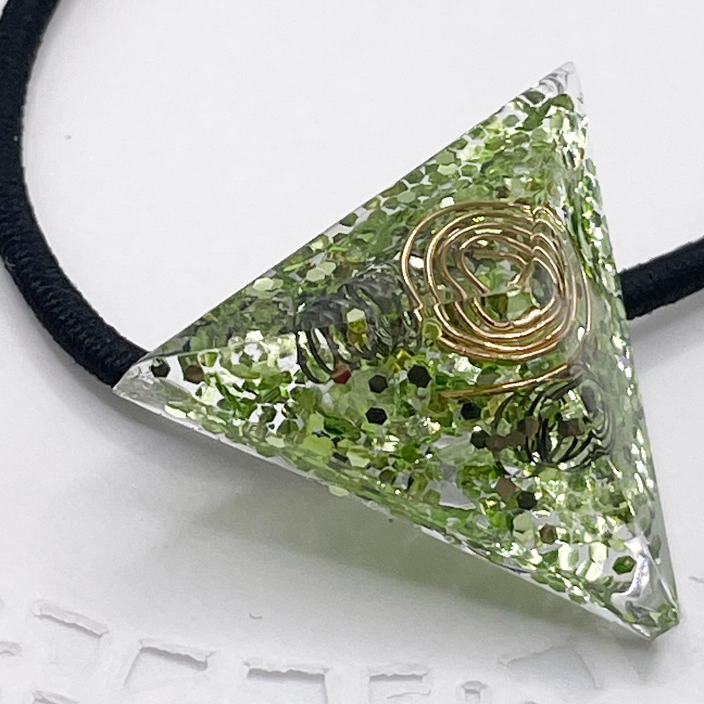 【Sale】概念アクセ|推しカラーにも◎ ぬいアクセにも◎|三角錐オルゴナイトの天然石ヘアゴム/グリーン・レモンクォーツ|or-047