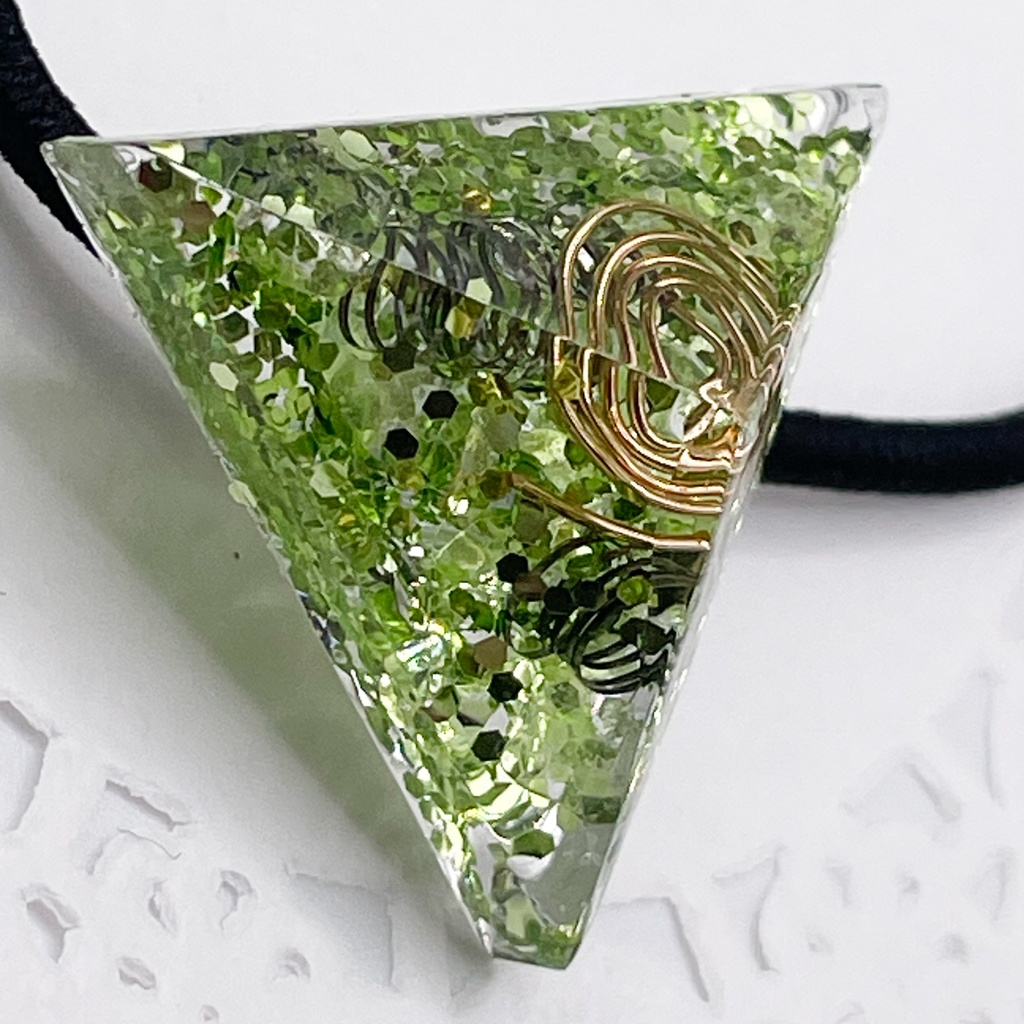 【Sale】概念アクセ|推しカラーにも◎ ぬいアクセにも◎|三角錐オルゴナイトの天然石ヘアゴム/グリーン・レモンクォーツ|or-047