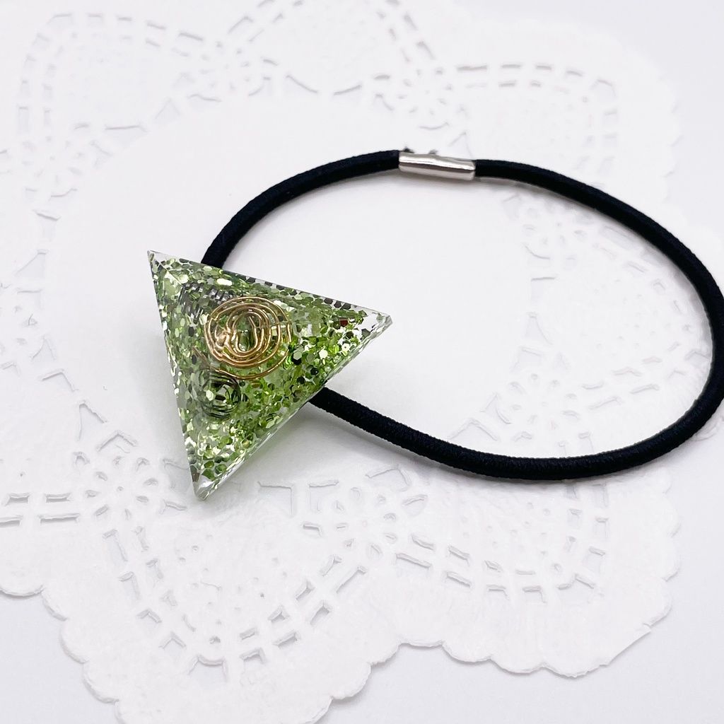 【Sale】概念アクセ|推しカラーにも◎ ぬいアクセにも◎|三角錐オルゴナイトの天然石ヘアゴム/グリーン・レモンクォーツ|or-047