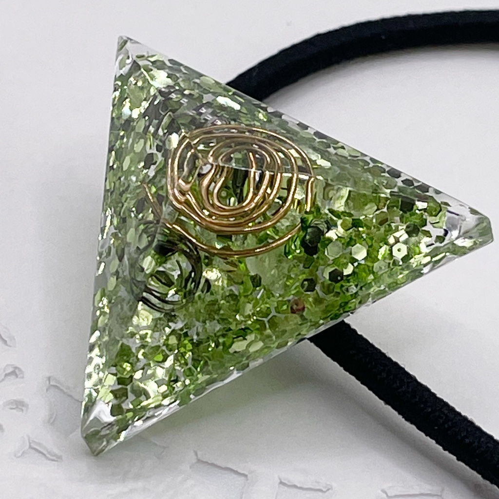 【Sale】概念アクセ｜推しカラーにも◎ ぬいアクセにも◎｜三角錐オルゴナイトの天然石ヘアゴム/グリーン・レモンクォーツ｜or-047