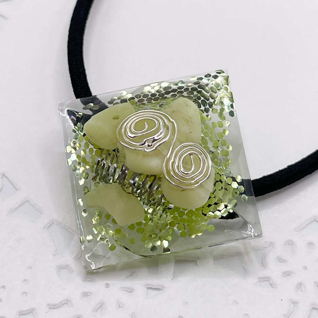 【Sale】概念アクセ|推しカラーにも◎ ぬいアクセにも◎|四角錐オルゴナイトの天然石ヘアゴム/グリーン・オリーブジェイド(翡翠)|or-057