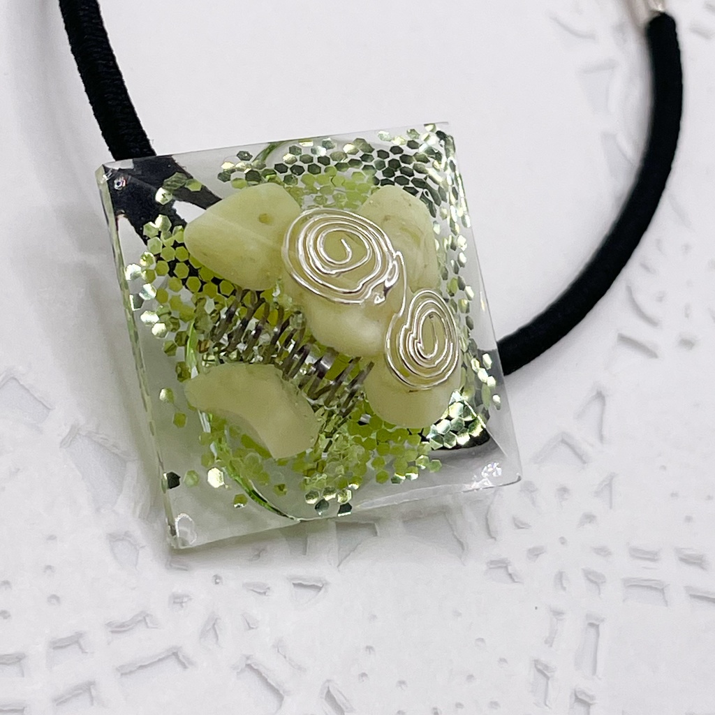 【Sale】概念アクセ|推しカラーにも◎ ぬいアクセにも◎|四角錐オルゴナイトの天然石ヘアゴム/グリーン・オリーブジェイド(翡翠)|or-057