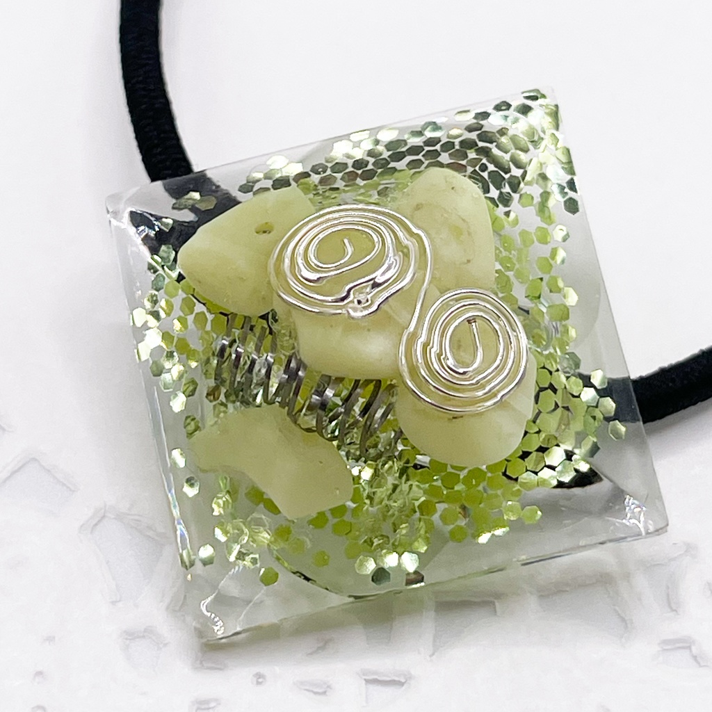 【Sale】概念アクセ｜推しカラーにも◎ ぬいアクセにも◎｜四角錐オルゴナイトの天然石ヘアゴム/グリーン・オリーブジェイド（翡翠）｜or-057