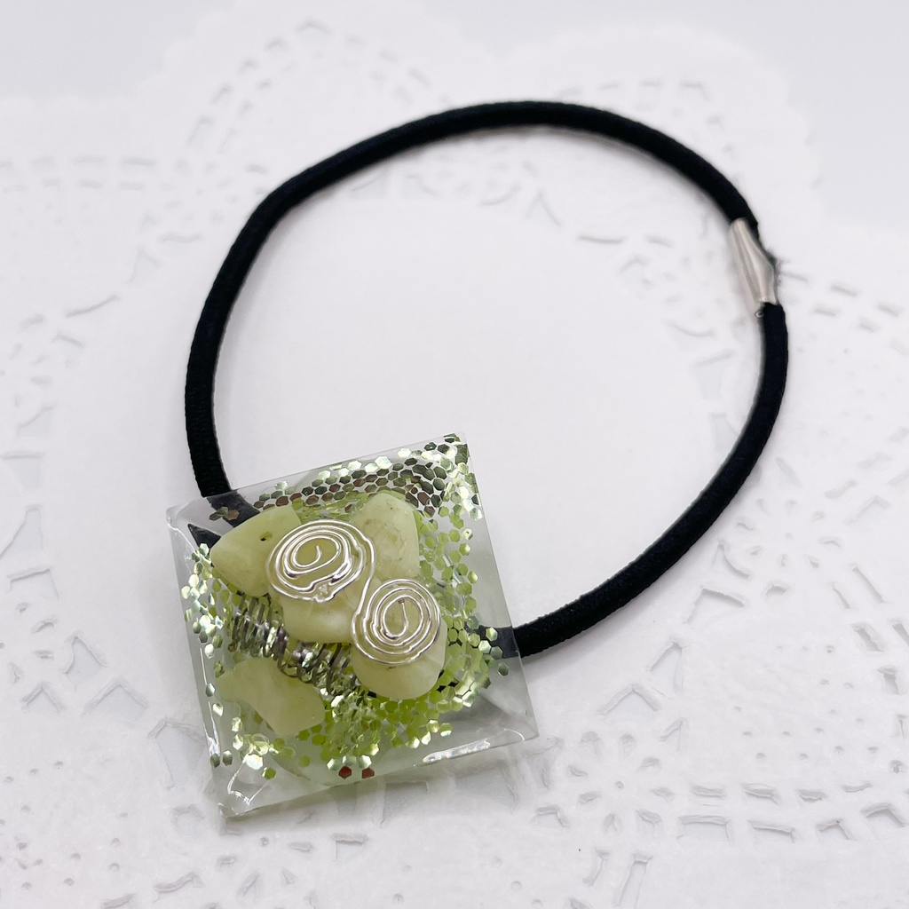【Sale】概念アクセ|推しカラーにも◎ ぬいアクセにも◎|四角錐オルゴナイトの天然石ヘアゴム/グリーン・オリーブジェイド(翡翠)|or-057