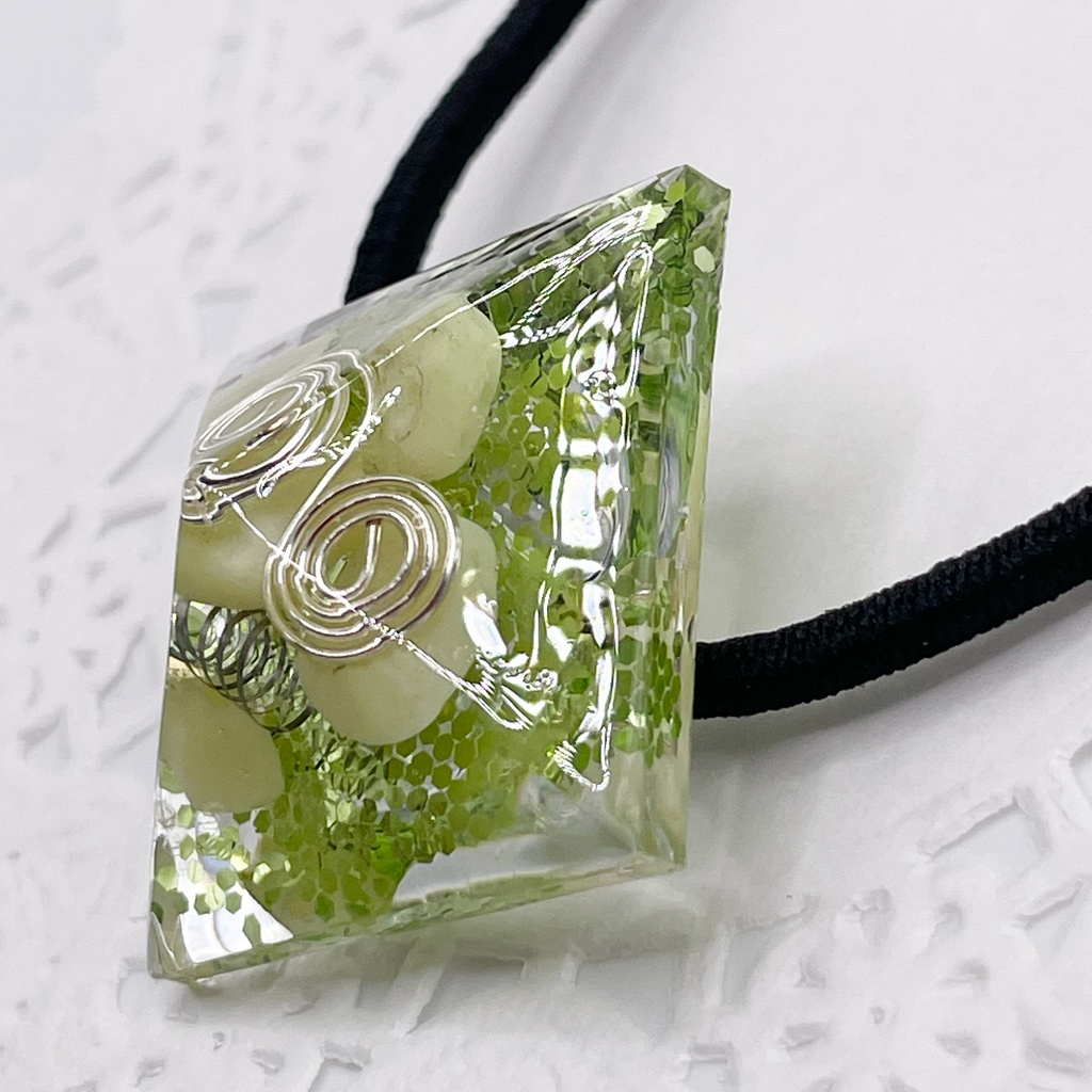 【Sale】概念アクセ|推しカラーにも◎ ぬいアクセにも◎|四角錐オルゴナイトの天然石ヘアゴム/グリーン・オリーブジェイド(翡翠)|or-057
