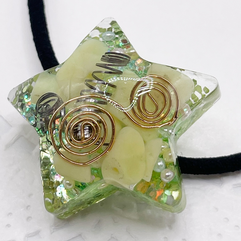 【Sale】概念アクセ｜推しカラーにも◎ ぬいアクセにも◎｜星のオルゴナイトの天然石ヘアゴム/グリーン・オリーブジェイド（翡翠）｜or-060