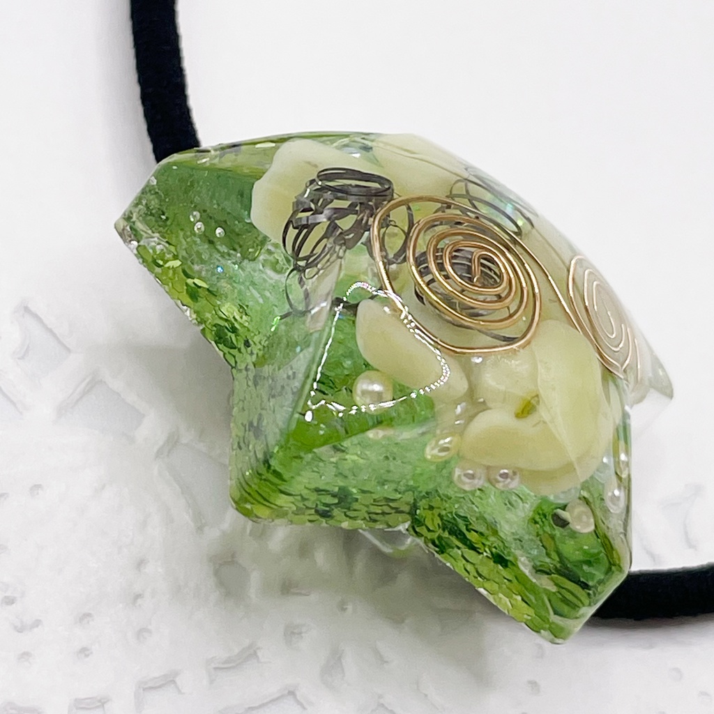 【Sale】概念アクセ|推しカラーにも◎ ぬいアクセにも◎|星のオルゴナイトの天然石ヘアゴム/グリーン・オリーブジェイド(翡翠)|or-060