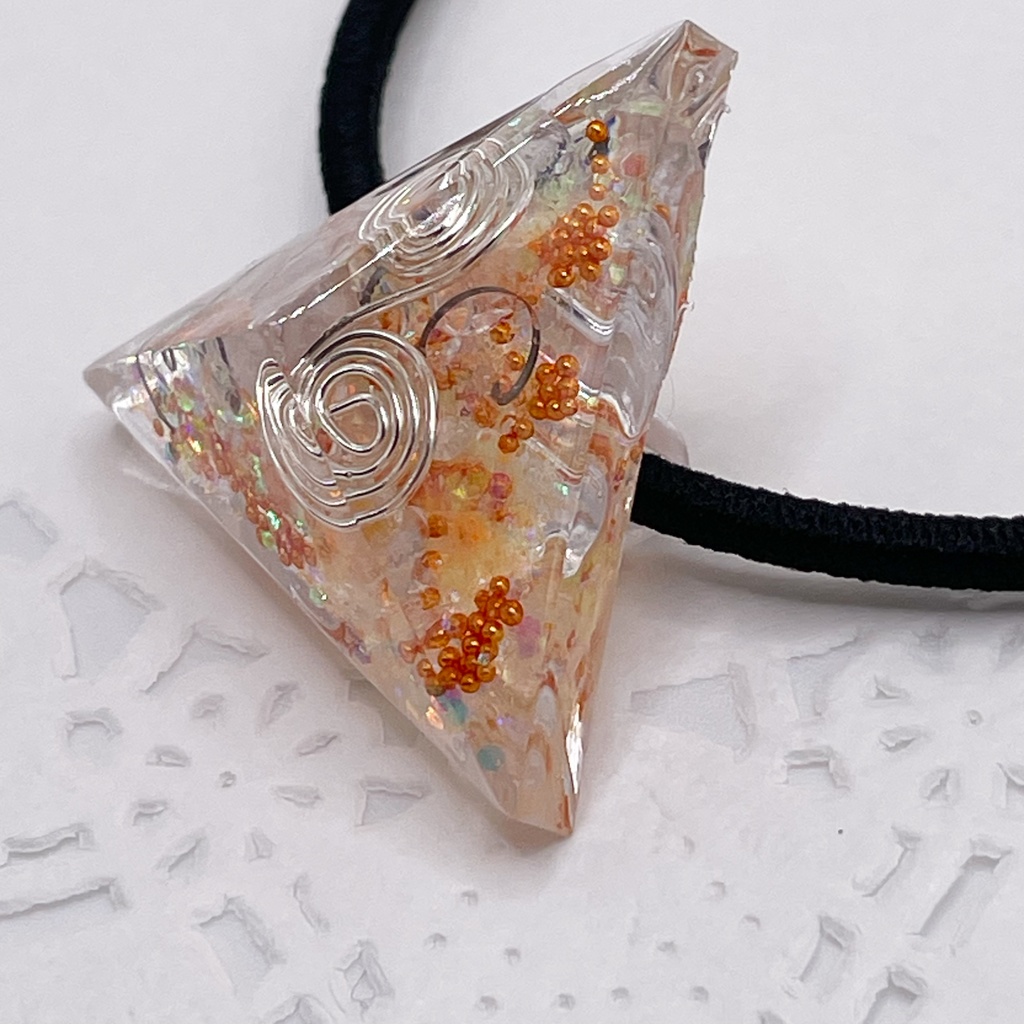 ぬいアクセにも◎三角錐オルゴナイトの天然石ヘアゴム/クリア・水晶|or-056