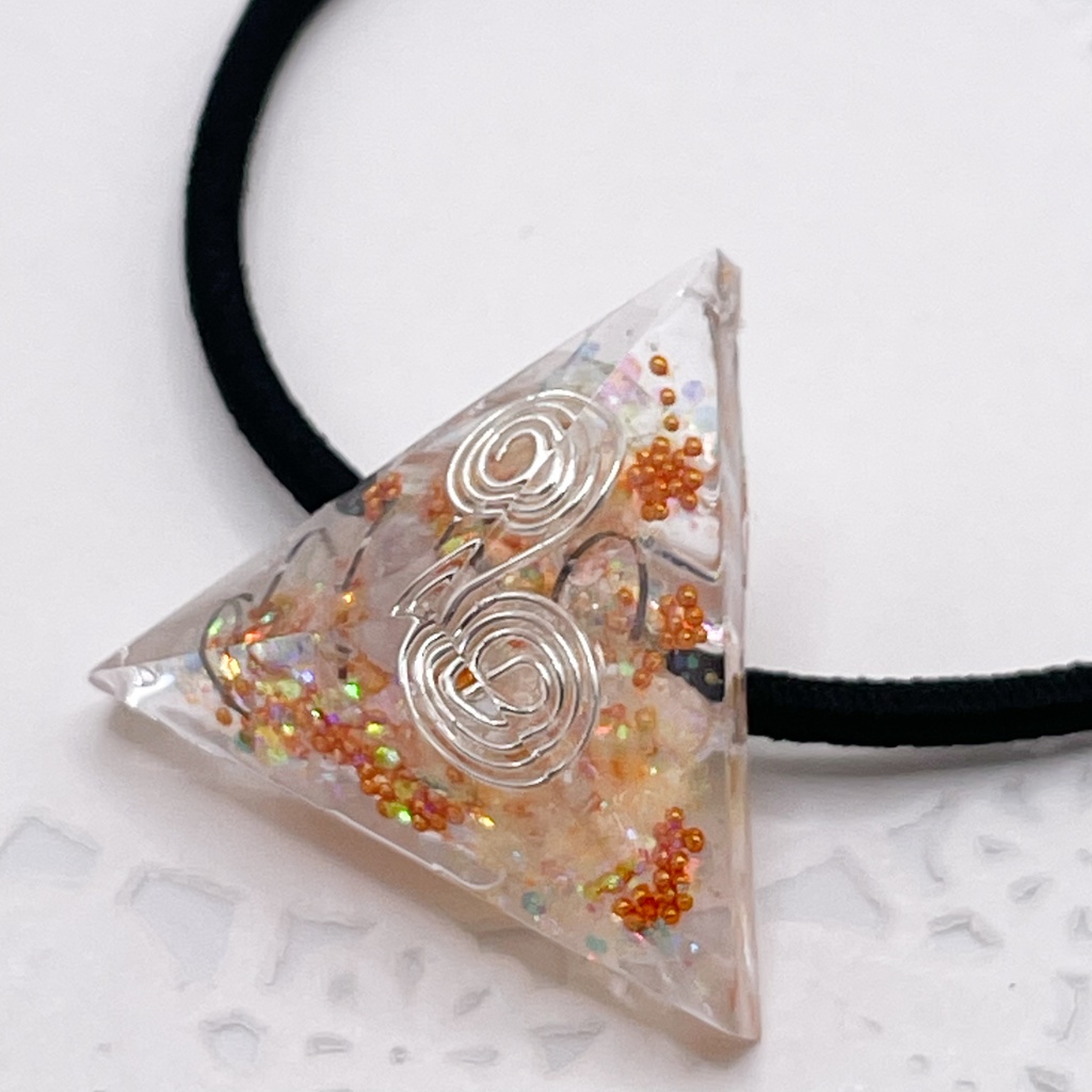 ぬいアクセにも◎三角錐オルゴナイトの天然石ヘアゴム/クリア・水晶|or-056