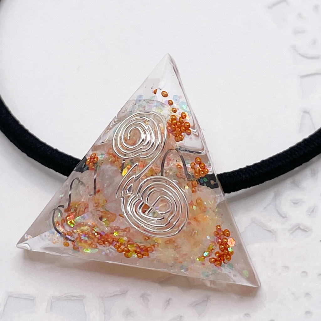 ぬいアクセにも◎三角錐オルゴナイトの天然石ヘアゴム/クリア・水晶|or-056