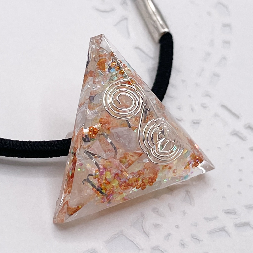 ぬいアクセにも◎三角錐オルゴナイトの天然石ヘアゴム/クリア・水晶|or-056