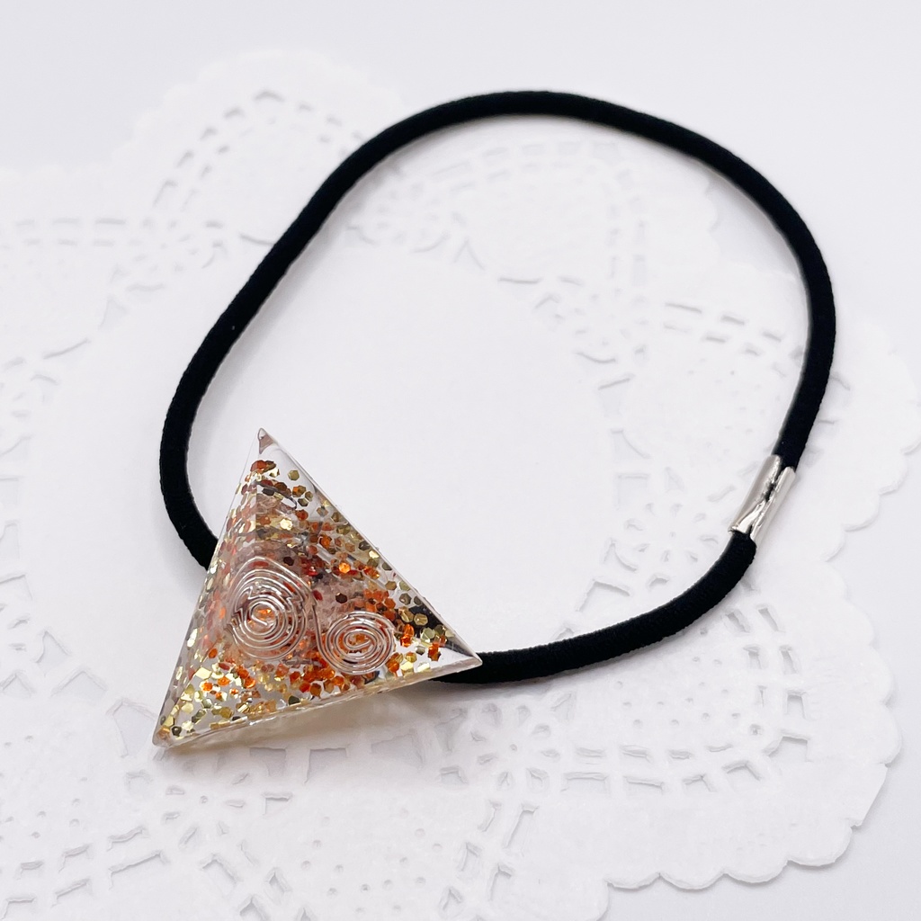 概念アクセ|推しカラーにも◎ ぬいアクセにも◎|三角錐オルゴナイトの天然石ヘアゴム/オレンジ×イエロー・水晶|or-064