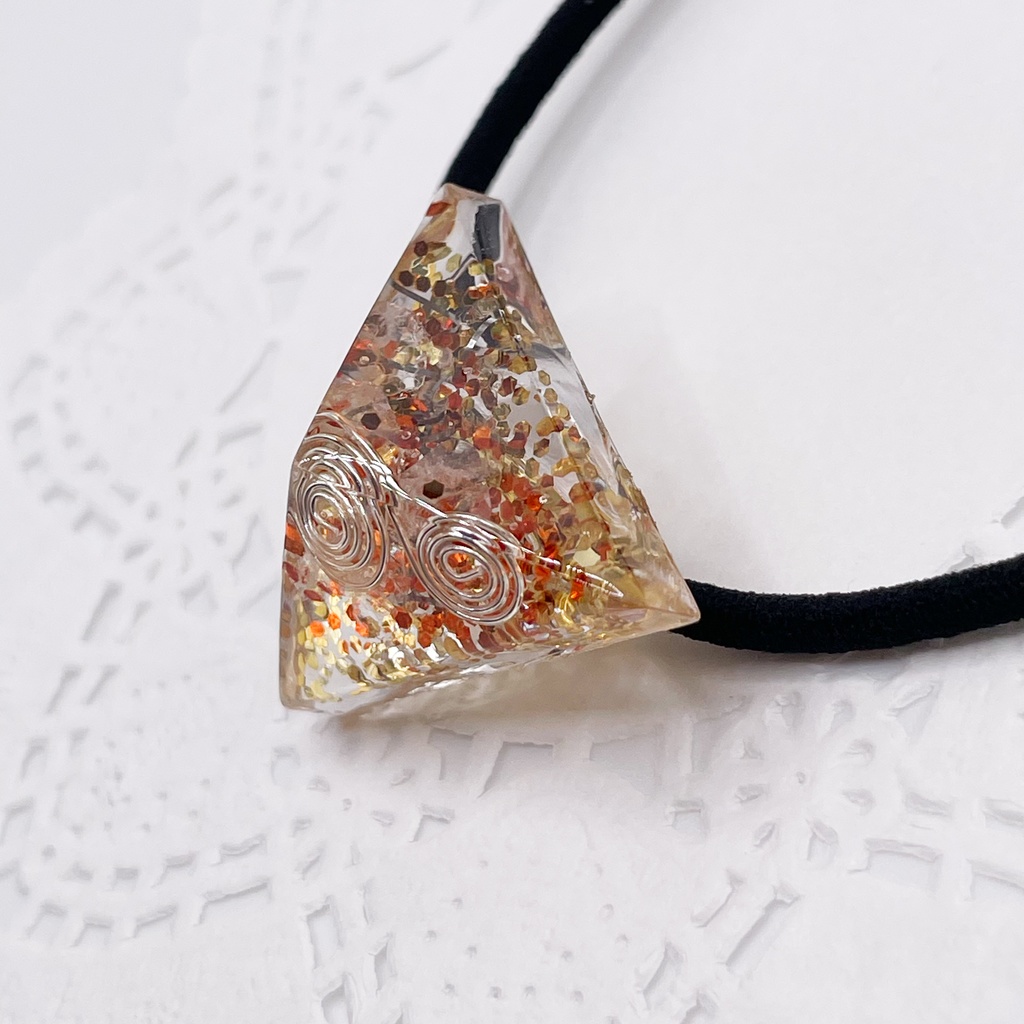 概念アクセ|推しカラーにも◎ ぬいアクセにも◎|三角錐オルゴナイトの天然石ヘアゴム/オレンジ×イエロー・水晶|or-064